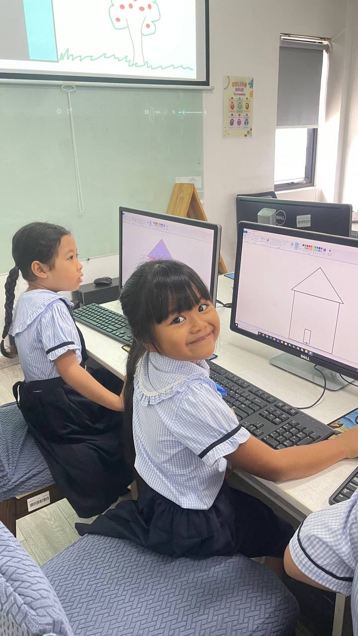 (English Below) នៅក្នុងកម្រិតថ្នាក់បឋមសិក្សា ការសិក្សាមិនមែនធ្វើឡើងត្រឹមទ្រឹស្តីមេរៀននៅក្នុងសៀវភៅនោះទេ។ សិស្សរបស់យើងត្រូវបានលើកទឹកចិត្តឱ្យស្វែងយល់ បង្កើត សហការ និងយកចំណេះដឹងរបស់ពួកគេទៅអនុវត្តតាមរយៈបទពិសោធន៍ជាក់ស្តែងផ្ទាល់តែម្តង។ តាមរយៈការចូលរួមយ៉ាងសកម្មនេះ ប្អូនៗអាចអភិវឌ្ឍបំណិនសំខាន់ៗដូចជា ការដោះស្រាយបញ្ហា ការបំពេញការងារជាក្រុម ការទំនាក់ទំនង និងភាពឯករាជ្យលើខ្លួនឯង។ ទន្ទឹមនឹងនេះ ប្អូនៗក៏អាចបង្កើតទំនុកចិត្តលើខ្លួនឯង និងមានភាពរីករាយក្នុងការសិក្សាផងដែរ។ សាលាសេចក្តីសោមនស្សរីករាយដែលបានឃើញប្អូនៗក្លាយជាអ្នកសិក្សាដែលមានការចង់ដឹងចង់ឃើញ មានទំនុកចិត្ត និងចូលរួមយ៉ាងសកម្មក្នុងការរៀនសូត្ររបស់ខ្លួន៕ In Primary, learning goes beyond the pages of a textbook. [&hellip;]