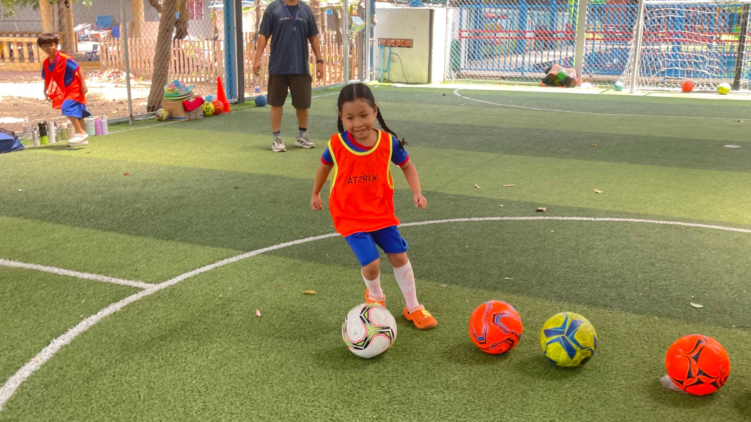 (English below) ទ្រឹស្តីមេរៀន ត្រូវបានបម្លែងទៅជាសកម្មភាពសិក្សាជាក់ស្តែងសម្រាប់ប្អូនៗសិស្សានុសិស្សរបស់យើង ក្នុងថ្នាក់បឋមសិក្សា ដើម្បីឱ្យពួកគេអាចសិក្សាកាន់តែសកម្ម និងមានប្រសិទ្ធិភាព។ លោកគ្រូ អ្នកគ្រូរបស់យើងបាន ប្រើវិធីសាស្រ្តបង្រៀនដូចជាការអនុវត្តគម្រោងកិច្ចការច្នៃប្រឌិត សកម្មភាពអនុវត្តផ្ទាល់ៗ និងឧទាហរណ៍ដែលទាក់ទងនឹងជីវិតរស់នៅប្រចាំថ្ងៃ ដើម្បីឱ្យសិស្សអាចយកចំណេះដឹងដែលបានរៀនមកអនុវត្តបានភ្លាមៗ។ វិធីសាស្ត្រនេះជួយឱ្យសិស្សអាចផ្សាភ្ជាប់ការសិក្សានៅក្នុងថ្នាក់ទៅនឹងជីវិត ក៏ដូចជាពិភពលោកខាងក្រៅបានយ៉ាងមានអត្ថន័យ៕ In our primary classes, theoretical concepts from books become active learning experiences. Teachers use creative, [&hellip;]