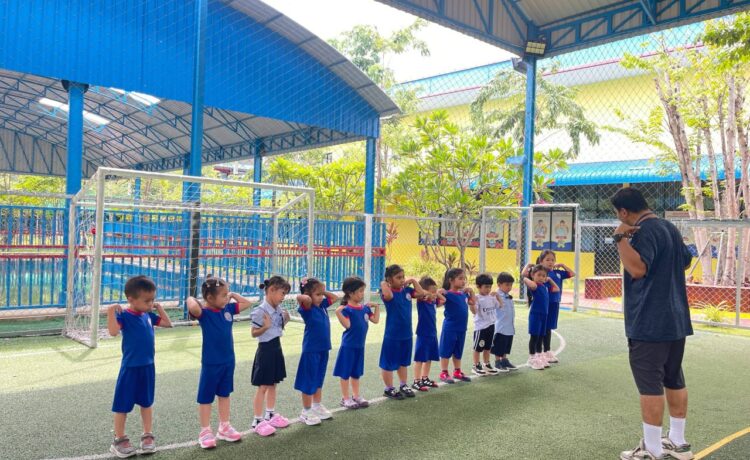 ការអប់រំកាយផ្តល់ឱកាសជាច្រើនដល់កូនៗជាសិស្សានុសិស្សថ្នាក់មត្តេយ្យសិក្សារបស់យើង ក្នុងការធ្វើចលនា ស្វែងយល់ និងអនុវត្តបំណិនរាងកាយផ្សេងៗ។