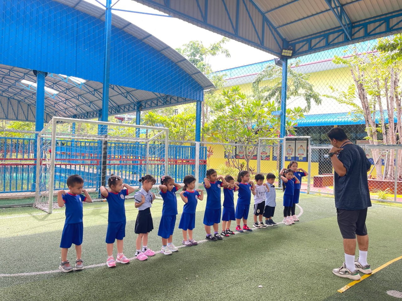 (English Below) ការអប់រំកាយផ្តល់ឱកាសជាច្រើនដល់កូនៗជាសិស្សានុសិស្សថ្នាក់មត្តេយ្យសិក្សារបស់យើង ក្នុងការធ្វើចលនា ស្វែងយល់ និងអនុវត្តបំណិនរាងកាយផ្សេងៗ។ តាមរយៈការហ្វឹកហាត់រក្សាលំនឹង ការឆ្លងកាត់ឧបសគ្គ ការរត់ ការទាត់ និងការចូលរួមក្នុងសកម្មភាពប្រកួតប្រជែងផ្នែករាងកាយជាច្រើនដទៃទៀត កុមារនៃថ្នាក់នីមួយៗសុទ្ធតែបានចូលរួមគ្រប់ៗគ្នាក្នុងសកម្មភាពអប់រំកាយដែលសមស្របទៅនឹងអាយុ និងសមត្ថភាពរបស់ពួកគេ។ បទពិសោធន៍ទាំងនេះជួយសិស្សរបស់យើងឱ្យអភិវឌ្ឍបានយ៉ាងល្អ នូវការសម្រួលចលនា ការគ្រប់គ្រងរាងកាយ និងទំនុកចិត្ត ព្រមទាំងលើកទឹកចិត្តឱ្យពួកគេមានភាពសកម្ម និងរីករាយជានិច្ចជាមួយការធ្វើសកម្មភាពរាងកាយ៕ Physical Education gives our EY students plenty of opportunity to move [&hellip;]