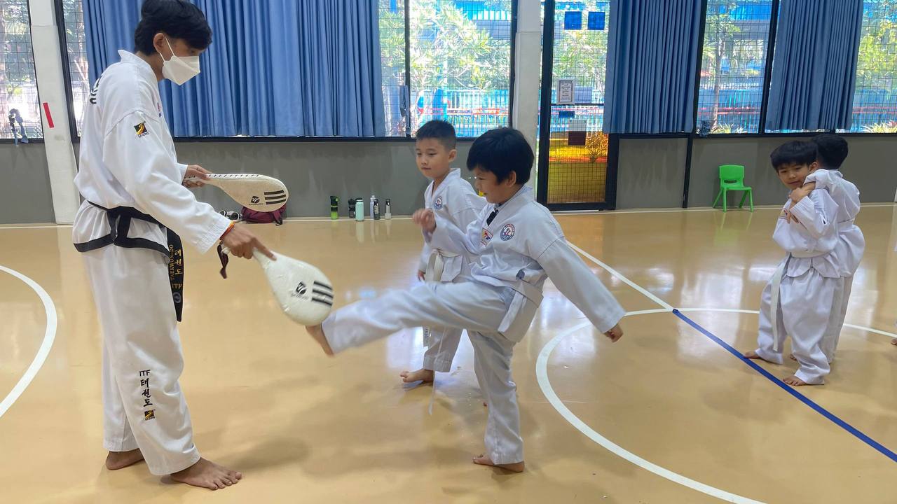 (English Below) សាលាអន្តរជាតិប្រាយស្តារយើងជឿជាក់ថា ការអនុវត្តសកម្មភាពរាងកាយដើរតួនាទីយ៉ាងសំខាន់ក្នុងការគាំទ្រដល់ការអភិវឌ្ឍ និងសុខុមាលភាពរបស់សិស្សទាំងមូល។ តាមរយៈកម្មវិធីសិក្សាបន្ថែមក្រៅម៉ោងបស់យើង សិស្សមានឱកាសអភិវឌ្ឍកាយសម្បទា កម្លាំង ការបន់បែនសម្រួលចលនា និងភាពអំណត់ ព្រមទាំងបំណិនជីវិតសំខាន់ៗដូចជា ការរៀបចំវិន័យ ការធ្វើការងារជាក្រុម ការបង្កើនទំនុកចិត្តលើខ្លួនឯង និងភាពអត់ធ្មត់ក្នុងការឆ្លងកាត់ឧបសគ្គ។ សកម្មភាពទាំងនេះមិនត្រឹមតែជួយលើកកម្ពស់សុខភាពរាងកាយប៉ុណ្ណោះទេ ប៉ុន្តែថែមទាំងជួយគាំទ្រដល់សុខុមាលភាពផ្លូវចិត្ត លើកទឹកចិត្តឱ្យមានទំនាក់ទំនងសង្គមដោយភាពវិជ្ជមាន និងជួយឱ្យប្អូនៗបង្កើតទម្លាប់រស់នៅប្រកបដោយសុខភាពល្អតាំងពីវ័យក្មេង៕ &nbsp; At Brightstar, we believe that physical activity plays an important [&hellip;]
